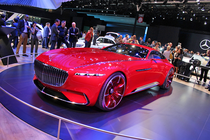 2016年パリモーターショーのメルセデス・ベンツ ブース。展示車の下にあるのが、ブマットの作品。