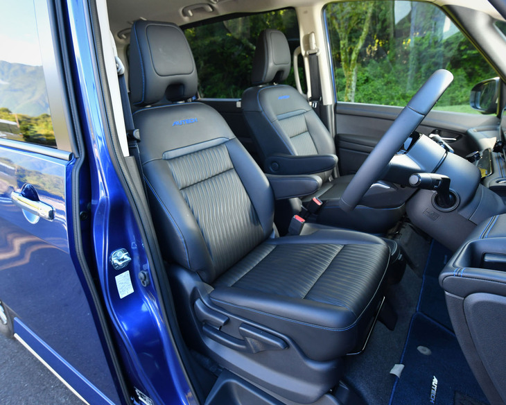 フロントシートには「AUTECH」ロゴがステッチされる。座面と背もたれの凹凸のある部分は湘南の海のさざ波がモチーフだ。