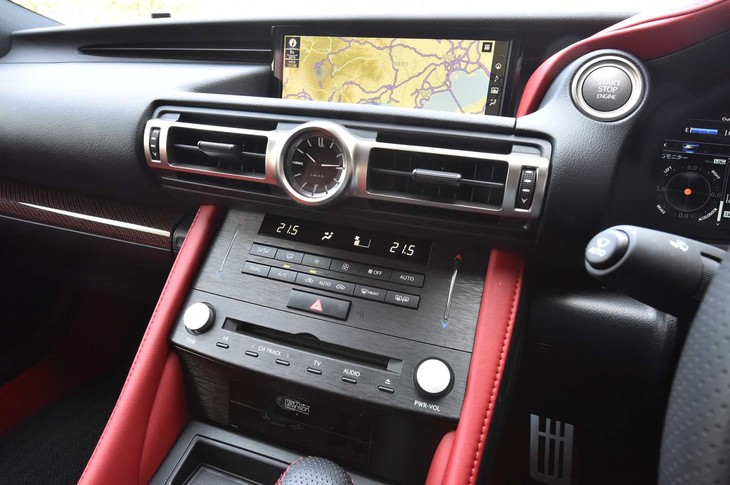 センターモニターは、ドライバーの視界を妨げないよう、ダッシュボードよりも下方におさめられている。