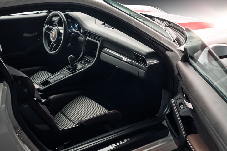 「ポルシェ911R」のインテリア。