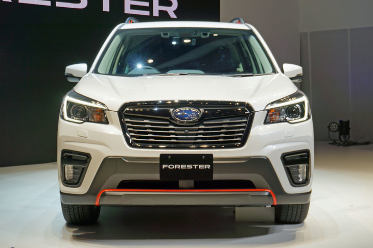 新型「スバル・フォレスター」の外観も従来型から大きく変わっていないが、新たなパワーユニット「e-BOXER」が設定されるなど、中身は最新型にアップデートされている。