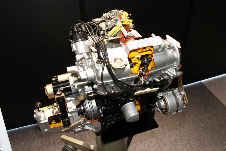 1973年に初代「ホンダ・シビック」に搭載された、世界で初めてアメリカのマスキー法（排ガス規制法）をクリアしたCVCCエンジン。