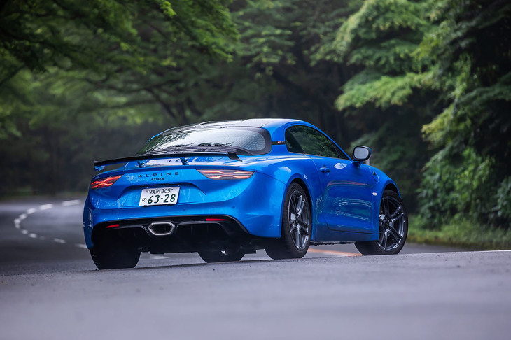 今回、マイナーチェンジした「A110」の特別仕様車として、限定で導入された「A110 Sアセンション」にも試乗。A110シリーズで初となるカーボン製のフロントスプリッター＆リアスポイラーや、スプリングレートがフロント：47N/mm 、リア：90N/mmに強化されたサスペンションの採用などが特徴だ。