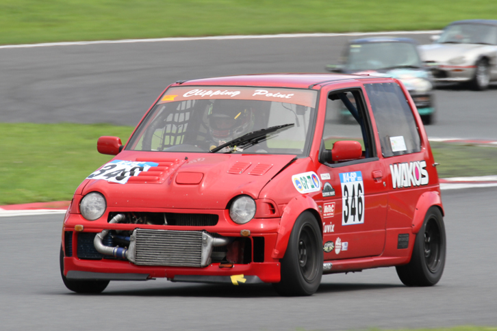 オバフェンにハミ出たインタークーラー、ちょい開きのボンネットという、いにしえのレーシングマシンのような野武士系ルックスの「クリッピングポイント アルト」。GP-3クラス。