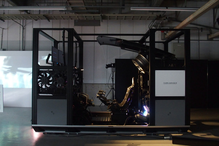 「ウラカンSTOタイムチェイサー_111100」と同時に発表された日本の現代美術家IKEUCHI氏のオプジェ「Time Gazer（タイムゲイザー）」。