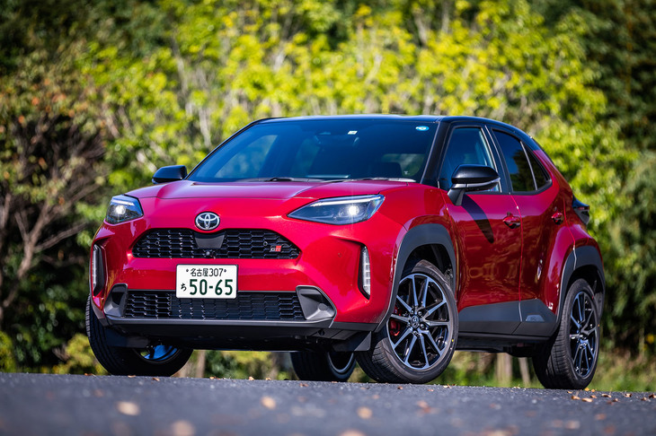 「トヨタ・ヤリス クロス」の一部改良に合わせ、2022年7月に登場した「ヤリス クロスGRスポーツ」。車両本体価格はハイブリッドモデルが275万円、純ガソリンモデルが236万7000円で、いずれもFF車のみの設定となる。今回は前者に試乗した。