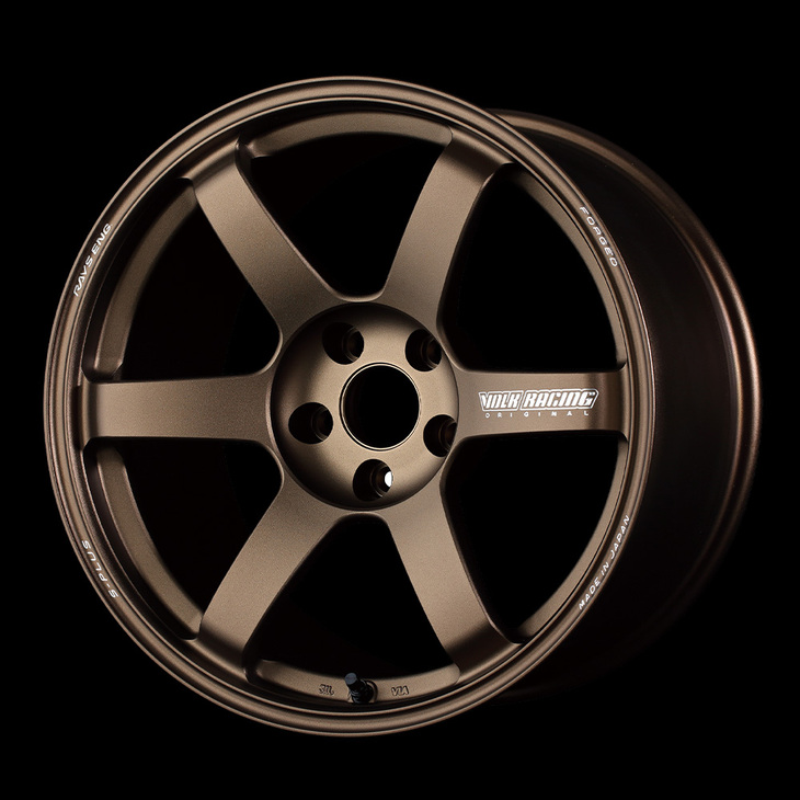 「TE37 SAGA S-plus」（2021年）は、「TE37」の強度基準を一段と高めた“アップデートモデル”。レイズは、国が定める安全基準の約2倍に相当する独自基準「JWL+R Spec 2」を定めているが、TE37 SAGA S-plusには、それをさらに上回る性能が与えられている。