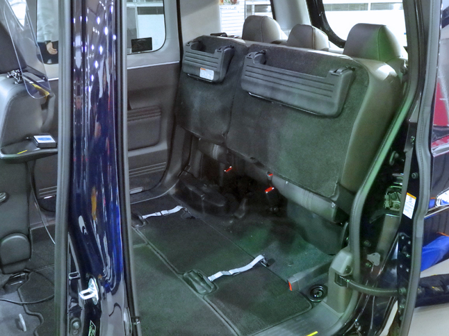 座席は、助手席／後席ともにチップアップが可能。