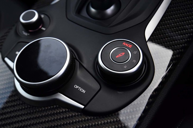 ダイヤル式のドライブモードセレクター。特別なRACEモードには、長押しならぬ長ひねりで移行する。中央のボタンを押し下げることで、サスペンションの設定をややソフトなものへと変化させられる。