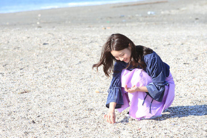 そもそも、なんでわざわざ秋の終わりに海に来たかというと、今はやりの「貝殻キャンドル」を作りたかったから。海岸には、大小さまざまな貝殻が打ち上げられていました。