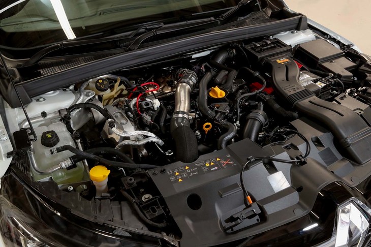 1.8リッターの直4ターボエンジンは最高出力300PS、最大トルク400N・mを発生。このスペックはノーマルの「メガーヌR.S.トロフィー」と変わらない。