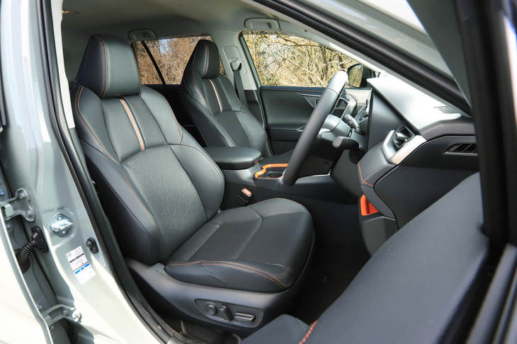 試乗車である「アドベンチャー」の左右フロントシートには、「快適温熱シート＋シートベンチレーション」が装備（オプション）されていた。