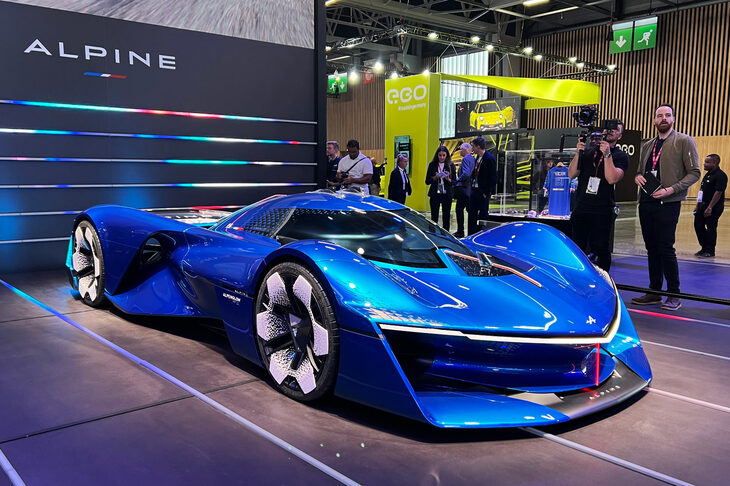 2022年10月のパリモーターショーで世界初公開された「アルペングロー」。アルピーヌは製品のEV化を推し進めており、当時は「なぜ唐突に水素カーを？」と首を傾げたものだが……。