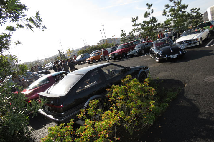 湘南T-SITEで催されたモーニングクルーズの様子。会場には古今東西のさまざまなモデルが並んでいた。