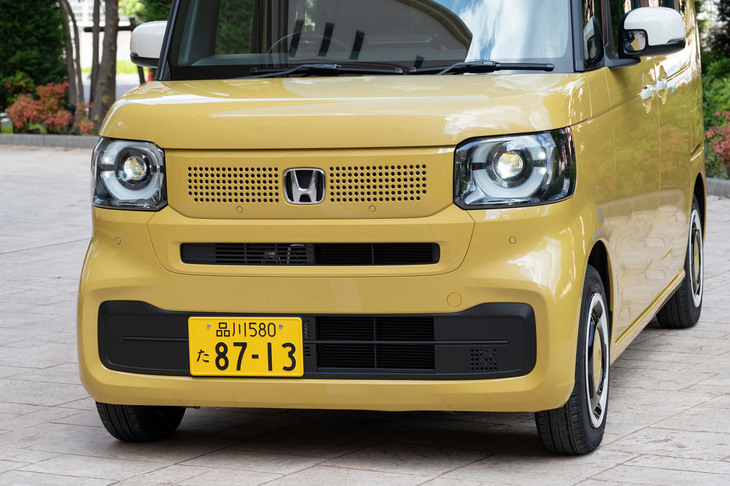 ヘッドランプは人間の瞳のような丸目を強調したデザインに。「H」エンブレムを囲むドットはシンプルな家電のような優しいパターンにしている。