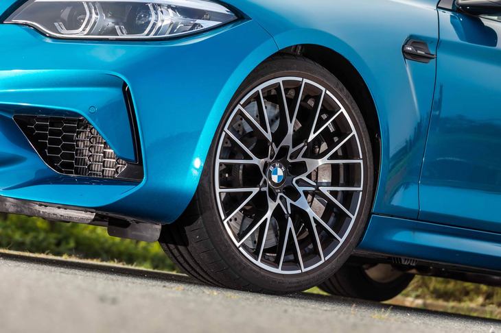 タイヤサイズは前が245/35ZR19、後ろが265/35ZR19。ミシュランのハイグリップタイヤ「パイロットスーパースポーツ」が装着されていた。