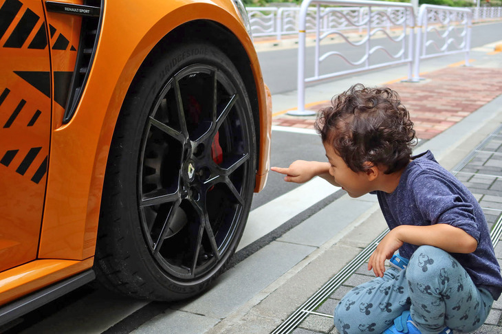 「フジライト」と呼ばれる超軽量19インチホイール。子どもでも特別な装備だと思うのか、しきりに「すごい！」と声をあげていた。