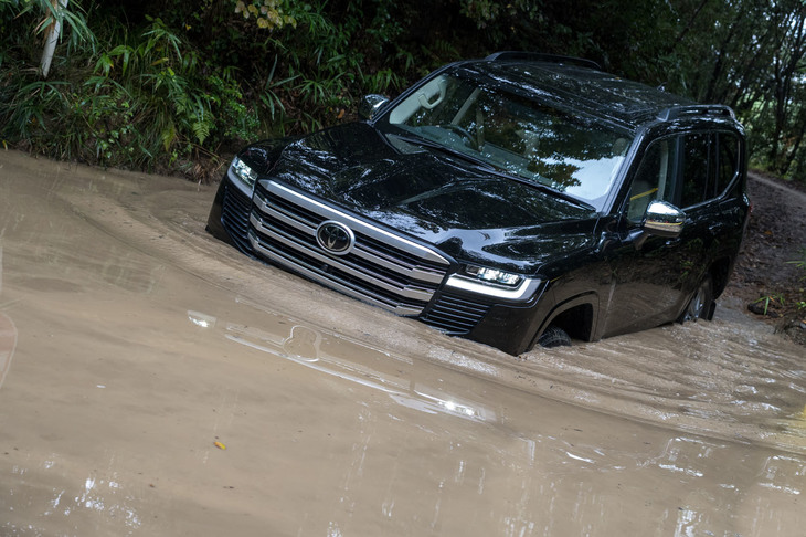 標準グレード系では“上から2番目”の仕様となる「VX」。メカニズムにみる「ZX」との違いは、電子制御ダンパーの「AVS」が備わらないことぐらいだ。