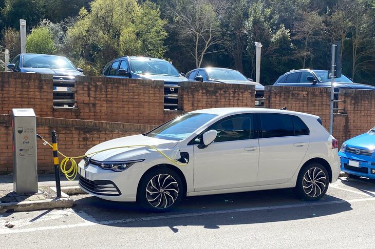 以下撮影日順に、ナンバープレートの発行国とともに時系列で紹介する。「フォルクスワーゲン・ゴルフeハイブリッド」（イタリア）。2023年3月28日。