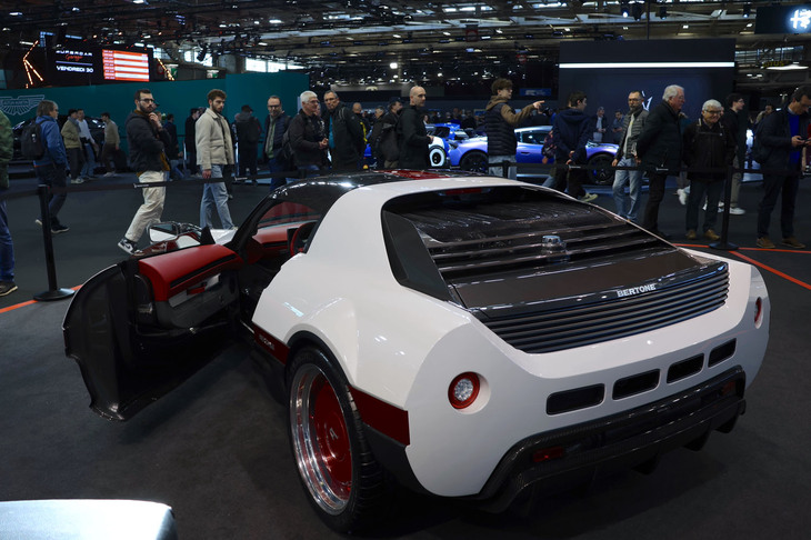 新「ラナバウト」の外寸は3990✕1841✕1116mm。アルミニウムシャシー＋カーボンファイバーボディーの組み合わせである。エンジンは、トヨタの「2GR-FE」をベースとした「ロータス・エキシージ」用3.5リッターV6スーパーチャージャーを搭載している。