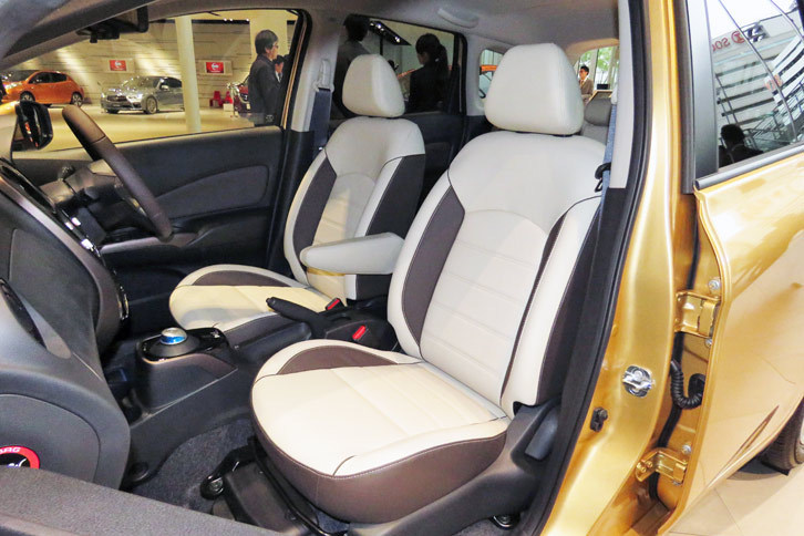 「メダリスト」系のグレードに設定される、オプションの「プレミアムホワイトインテリア」。