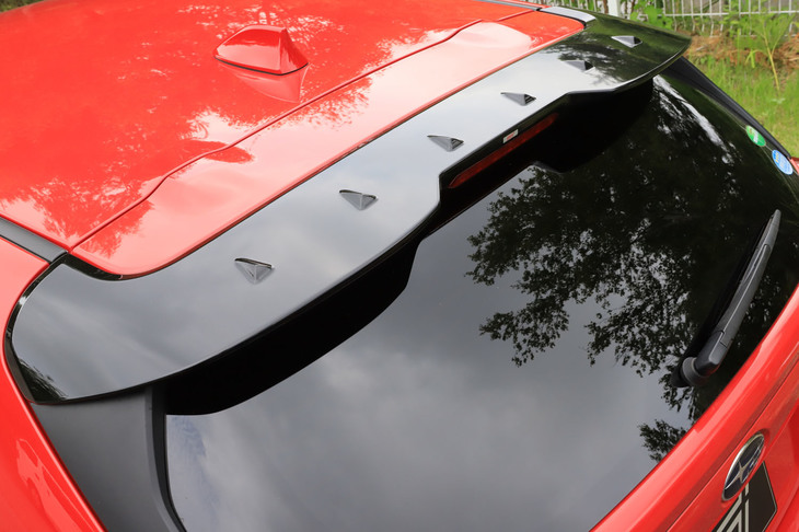 大型の「STIリアルーフスポイラー」が空気の流れを整え、空力性能を向上させる。