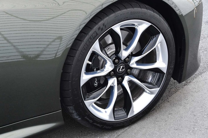 「LC500“PATINA Elegance”」には鍛造の21インチアルミホイールが装着される。部分的にブラック塗装を施したポリッシュ仕上げとなっている。