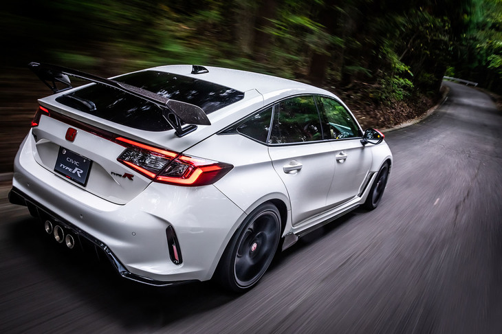 群馬サイクルスポーツセンターのクローズドコースを行く「テールゲートスポイラー」を装着した「シビック タイプR」。速度を上げるにつれリアの安定感がより明確になり、独特の“丸く曲がりやすい”操縦性が味わえた。