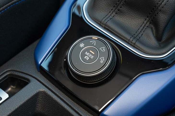 ドライブモードセレクターは1つで2つの機能を持っている。外周部のダイヤルで「スノー」などの路面に合わせたモードが選べ、中央部のボタンでは「スポーツ」や「R」などの走行モードが選べる。組み合わせはできない。