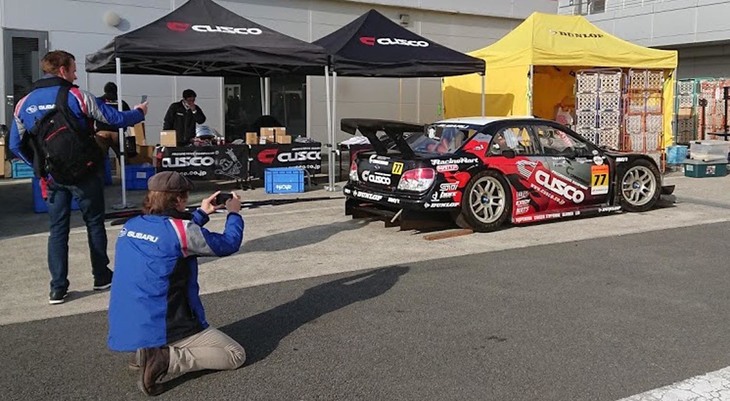 2005年に「クスコDUNLOPスバル・インプレッサ」でスポット参戦したカルロ・ヴァンダム選手にとっても、展示された同車は懐かしいマシン。思わず写メを撮りまくるなど、ドライバーたちもファンと同じ感覚で楽しんでいた。