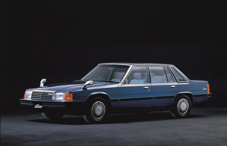 「サルーン」と称した4代目のセダンは、6ライトのサイドウィンドウが特徴。ボディーサイズは全長×全幅×全高＝4640×1690×1410mm、ホイールベース＝2615mmで、実質的に先代と変わらず。