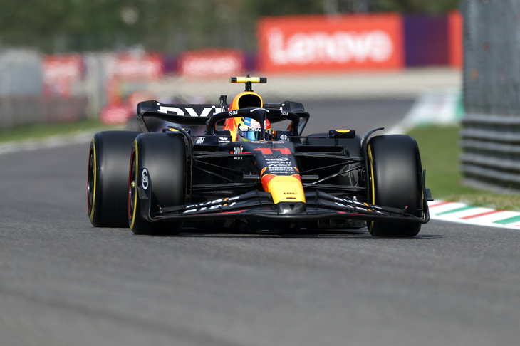 レッドブルのセルジオ・ペレス（写真）は2位でゴール。プラクティス中に派手なスピン＆コースアウト、加えてオイル漏れのトラブルにより走行時間が削られ、予選では5位と微妙なポジション。それでもレースになると、ストレートで速いフェラーリの2台を相手にコース上で果敢に攻め、レッドブルにとって今季6度目となる1-2に貢献した。絶好調なフェルスタッペンの陰に隠れ不振が続いていたペレスだったが、この2位でドライバーズランキング3位のフェルナンド・アロンソに49点もの大差をつけることができた。（Photo=Getty Images / Red Bull Content Pool）