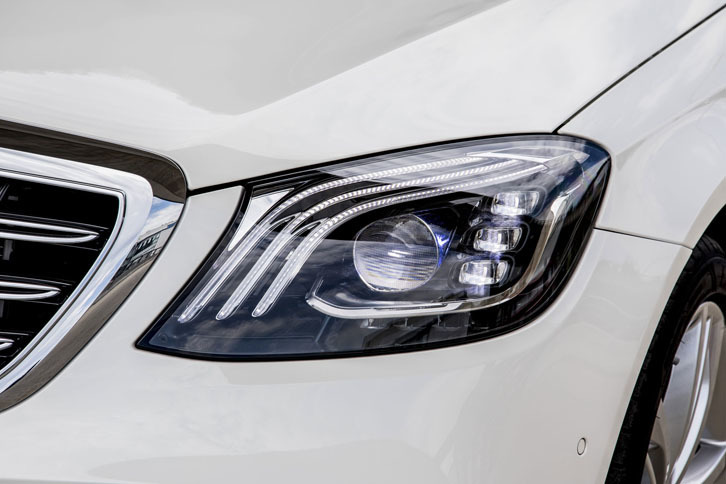 3本の光ファイバーを用いた特徴的なデザインのヘッドランプ。最長650mまで照射できる「ウルトラハイビーム」が組み込まれている。