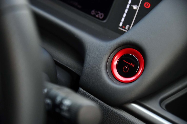 始動ボタンも「Modulo X」のロゴ入り。レッドの差し色と相まって、ドライバーの気分を盛り上げる。