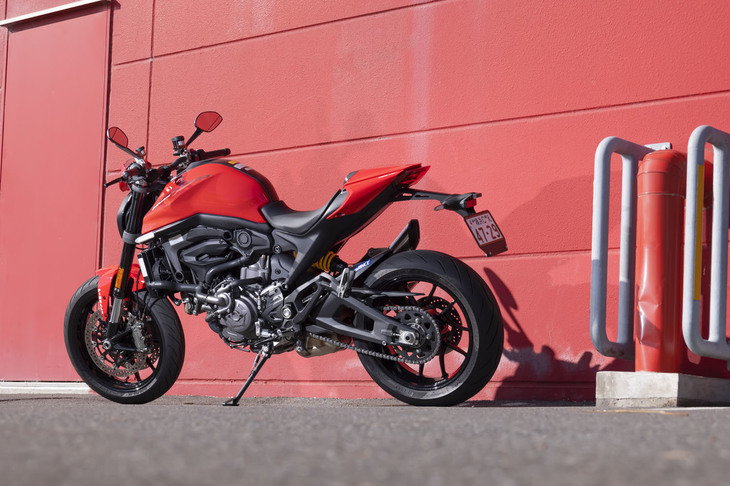 2021年6月に販売が開始された4代目「ドゥカティ・モンスター」。新型でも軽さが徹底されており、乾燥重量は166kgに抑えられている。