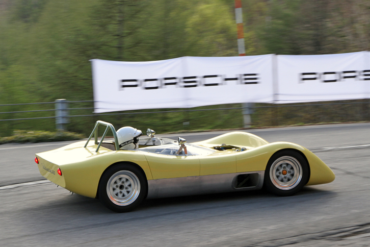 ワンオフという1968年「サラマンダー」。低いノーズの下に通称ヨタハチこと「トヨタ・スポーツ800」用の空冷フラットツインを積む。