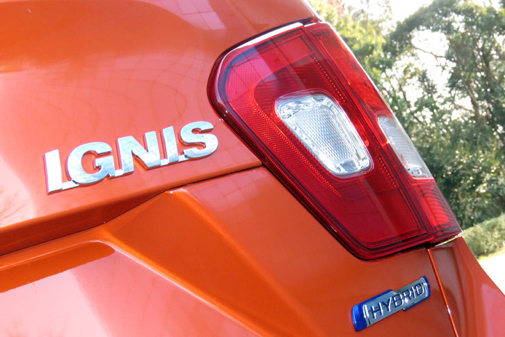 テールゲートの「IGNIS」のバッジ。