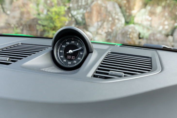 ダッシュボード上部のストップウオッチやステアリングのドライブモードダイヤルなどからなる「スポーツクロノパッケージ」は標準装備だ。