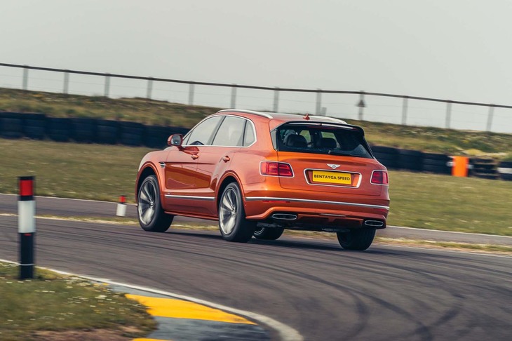 走行モードのうち「スポーツ」モードは「ベンテイガ スピード」専用チューン。エンジンとATだけでなく、エアサスペンションや「ベントレーダイナミックライド」のレスポンスも、よりスポーティーになっている。