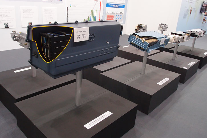 歴代「プリウス」のニッケル水素バッテリー。初代のもの（写真手前）が最も大きい。