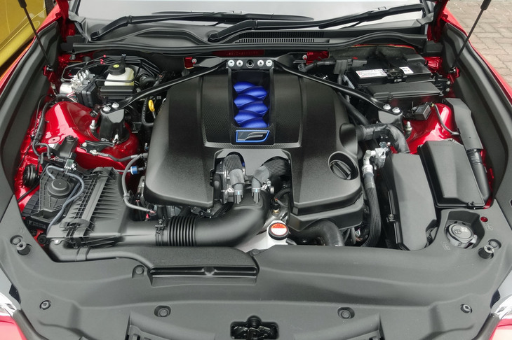「RC F」のフロントに搭載される2UR-GSE型5リッターV8自然吸気ユニット。デビュー当時は最高出力477PS、最大トルク530N・mというスペックであった。