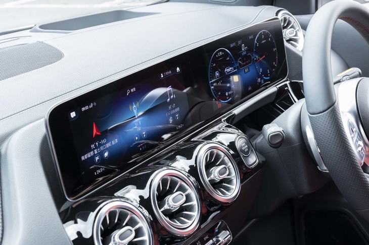 ダッシュボードに2枚のディスプレイを並べて一枚板のように見せている。メーターカウルのないすっきりとしたデザインだ。