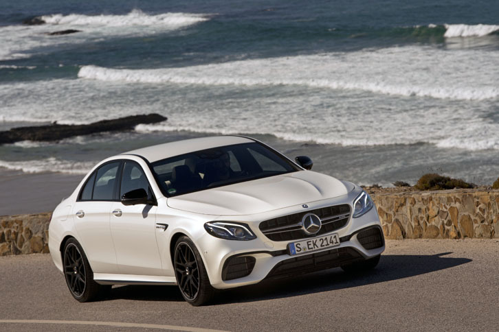 両端に大きなエアインテークを持つ、迫力あるフロントビューが「AMG E63」の目印。