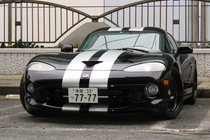 休日の芝浦PAにて、昼間っから極悪な姿をさらす「バイパー」。駐車枠の真ん中に停まっていないのは、記者が「このご時勢にスポーツカーなんてものを買うことがいかにアナーキーか」を表現したかったからではなく、何度出し入れしてもうまく停められなかったからである。このクルマ、駐車が本当に難しいです。