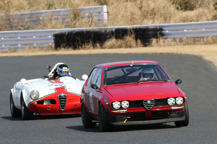 クリスタルカップで激しいトップ争いを見せた2台のアルファ・ロメオ。結果は「アルフェッタGT」がこのまま譲らずに優勝、「ジュリア スパイダー」が2位。