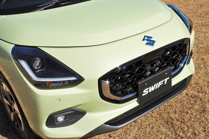 新型「スイフト」のフロントグリル。大きさ控えめのややおちょぼ口なデザインで、C字型のメッキモールも特徴。過去の「スイフト」とは大きく異なる意匠となっている。