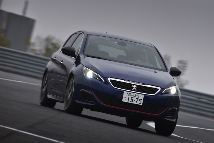 250ps仕様の「308GTi 250 by PEUGEOT SPORT」。エンジンのチューニング度合いに加え、LSDの有無やフロントブレーキの仕様なども「270」とは異なる。