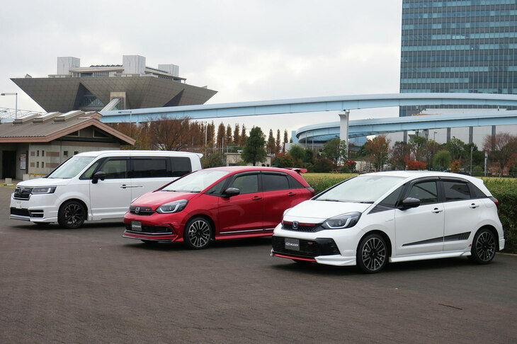 写真向かって右から「ホンダ・フィットe:HEV RS 無限パーツ装着車」「フィット リュクス 無限パーツ装着車」「ステップワゴンe：HEVスパーダ プレミアムライン 無限パーツ装着車」。