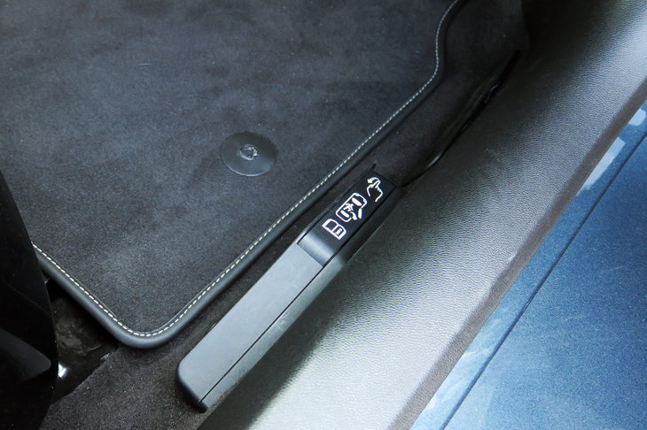 シボレー・コルベット  コンバーチブル（非常用のドアオープナー）