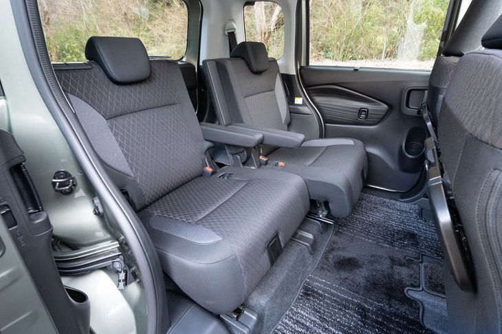 広々とした後席まわりの空間は、パワートレインの種類によらない「ソリオ」の大きな魅力。グレードに応じてピクニックテーブルやロールサンシェード、リアサーキュレーターなども装備される。